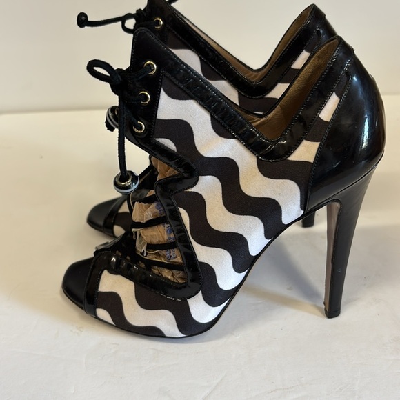 Nicholas Kirkwood Monochromatic Satin and Leather Strappy Lace Up Peeptoe Heels - Picture 4 of 12